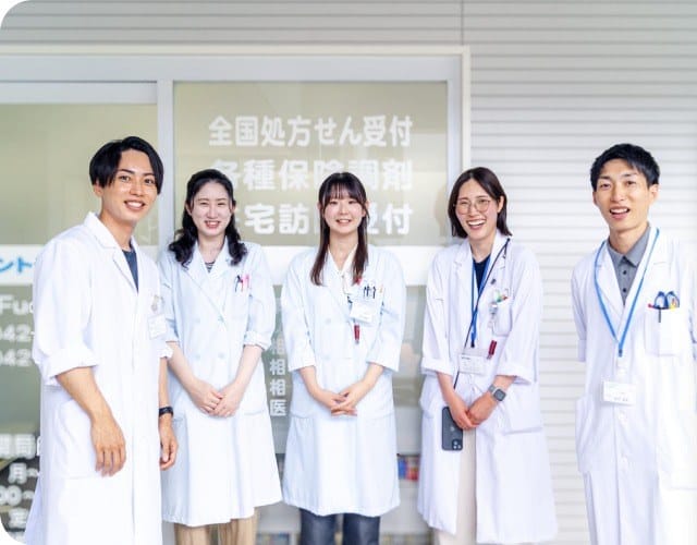 セントラル薬局グループの薬剤師とスタッフが薬局の店頭に並んでいる様子